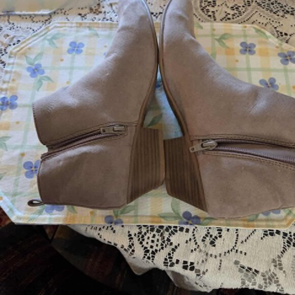 Old Navy faux suade Tan Booties size 8 - Picture 3 of 12